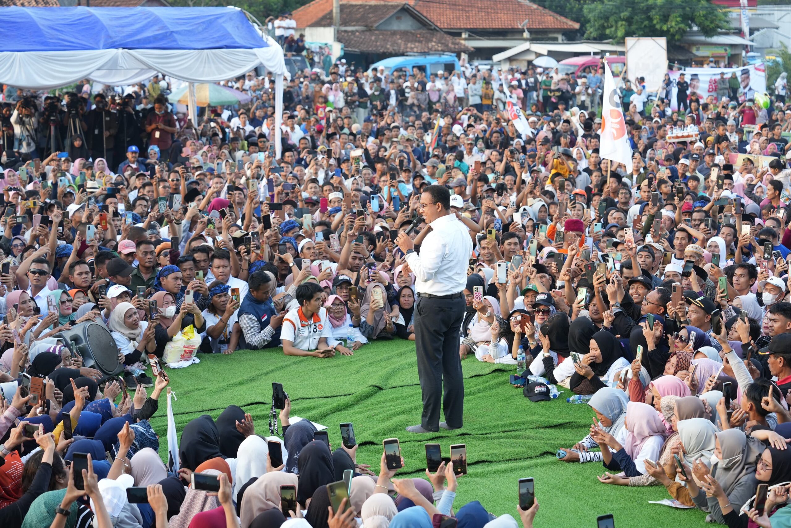 Diterik Panas Ribuan Orang Hadiri Kampanye Akbar Di Serang Anies