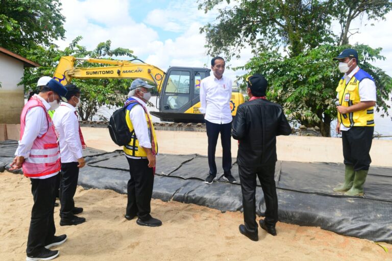 Ke Sintang, Jokowi tinjau pembangunan tanggul pengendali banjir