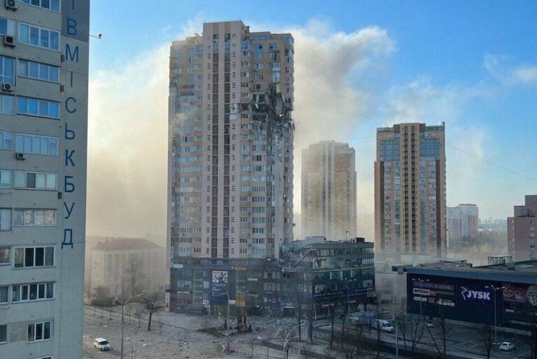 Rudal Rusia Hantam Gedung Apartemen di Ibu Kota Ukraina