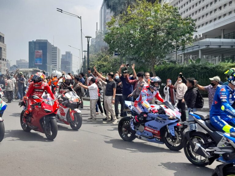 Ribuan Warga Padati Thamrin Sambut Konvoi Marquez Cs