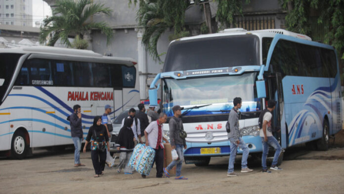 Calon penumpang bersiap menaiki bus AKAP/Foto Antara/Reno Esnir