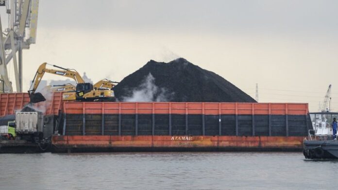 Ilustrasi. Alat berat saat bongkar muat batu bara ke dalam truk di Pelabuhan Tanjung Priok, Jakarta Priok, Kamis (3/2/2022). ANTARA FOTO/M Risyal Hidayat/foc.