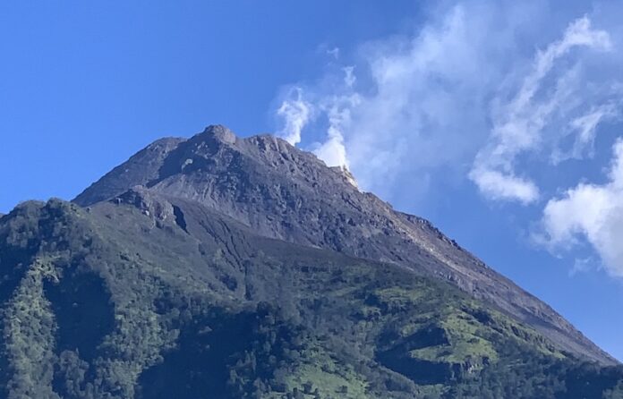 Gunung Merapi di perbatasan Jawa Tengah dan DI Yogyakarta | Foto: Intime/YS