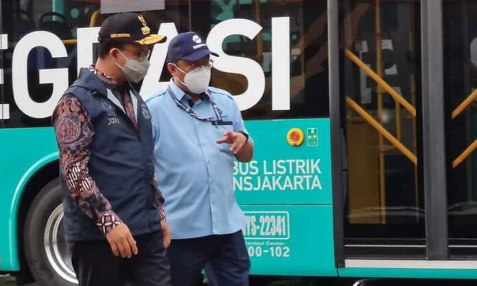 Gubernur DKI Jakarta Anies Baswedan pada peluncuran bus listrik Transjakarta di Lapangan IRTI Monas, Jakarta (8/3) | Foto: Ist.