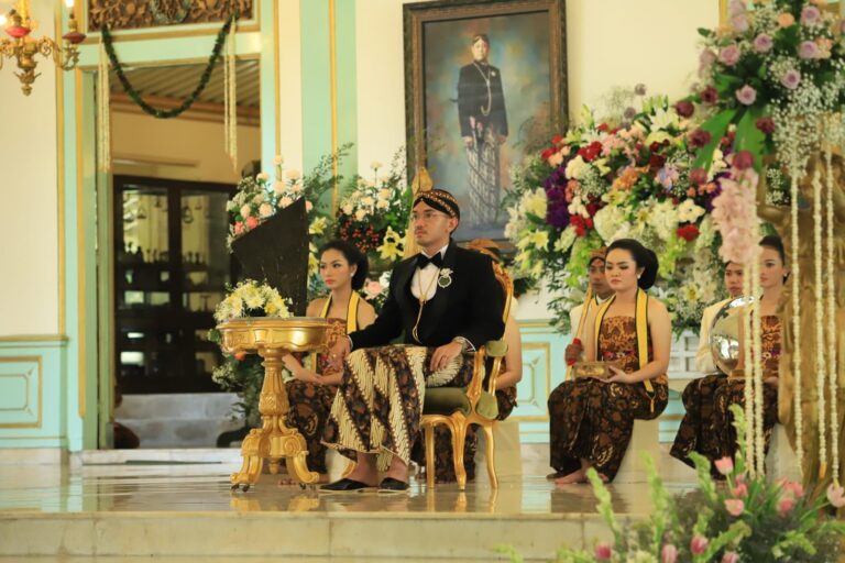 Jokowi Hadiri Pengukuhan KGPAA Mangkunegara X