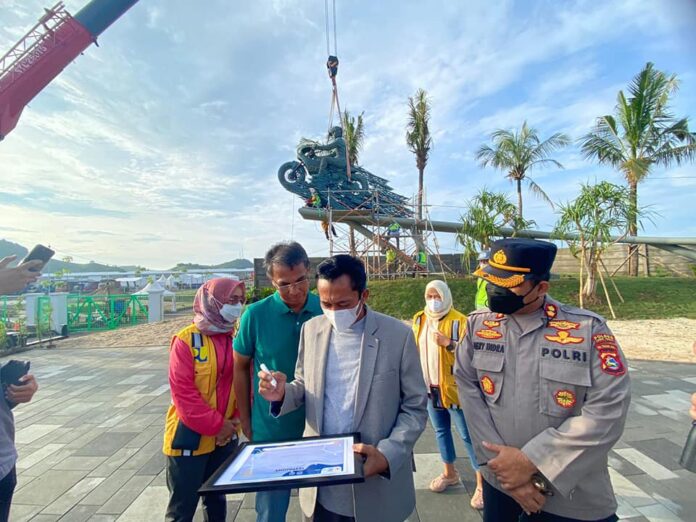 Pemasangan patung Jokowi naik motor di Sirkuit Mandalika | Foto: Ist.