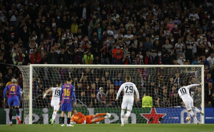 Barcelona tumbang 0-2 dari Eintracht Frankfurt di babak pertama. (Foto: REUTERS/Albert Gea)