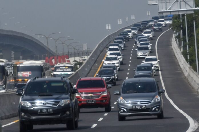 Ilustrasi. Sejumlah pengendara mobil melintas di Jalan Tol Layang Jakarta-Cikampek (Japek Elevated), Karawang Barat, Karawang, Jawa Barat. / Antara Foto