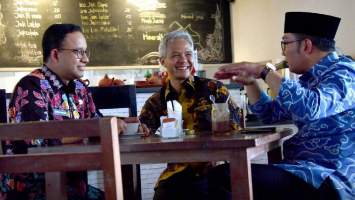 Gubernur Jakarta, Anies Baswedan (kiri), berbincang dengan Gubernur Jateng, Ganjar Pranowo (tengah), dan Gubernur Jabar, Ridwan Kamil (kanan), di Balai Kota DKI Jakarta. Twitter/@ridwankamil