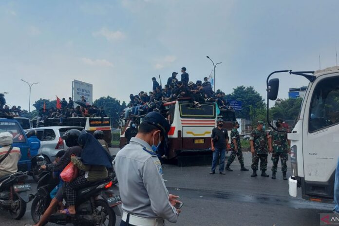 Demo mahasiswa menutup Gerbang Tol Gedong, Pasar Rebo, Jakarta, Senin (11/4/2022). ANTARA/Yogi Rachman