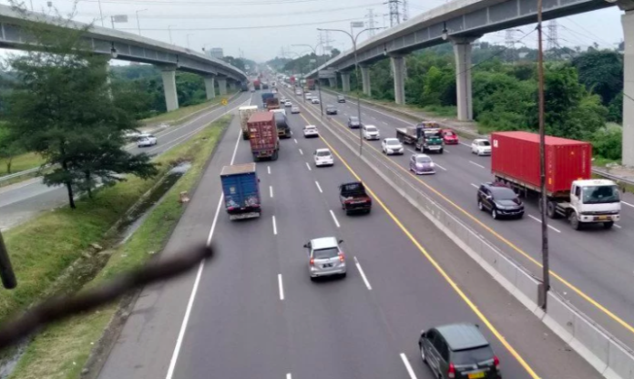 Ilustrasi - Arus lalu lintas jalan Tol Jakarta-Cikampek. Dok: Antara