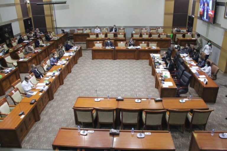 Komisi II DPR Cecar Mensesneg Soal Deklarasi Jokowi 3 Periode