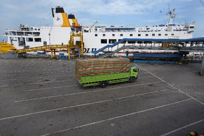 Ilustrasi. kapal ferry di Pelabuhan Merak, Banten, Minggu (17/5).Foto Antara/Asep Fathulrahman/foc.