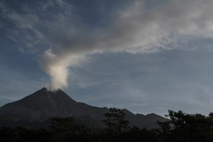 Ilustrasi. Asap solfatara keluar dari puncak Gunung Merapi terlihat dari pos pengamatan Kali Tengah, Glagaharjo, Cangkringan, Sleman, DI Yogyakarta. Foto Antara/Hendra Nurdiyansyah/pras.