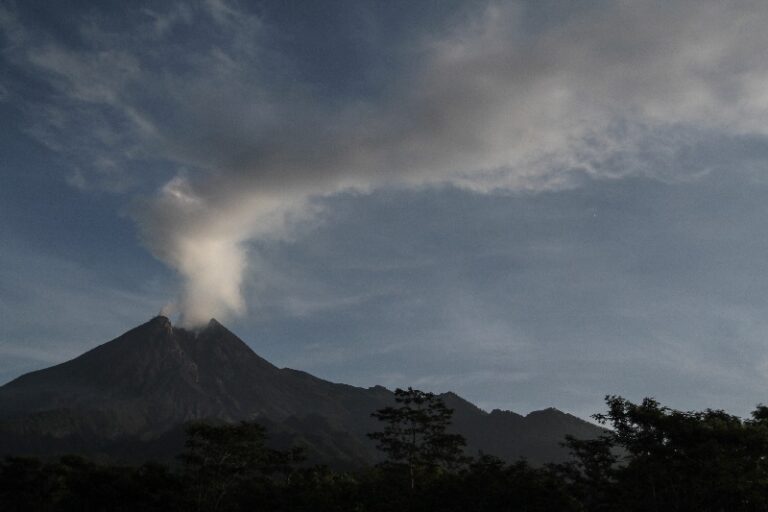 Merapi 7 Kali Luncurkan Guguran Lava Pijar Sejauh 2.000 Meter