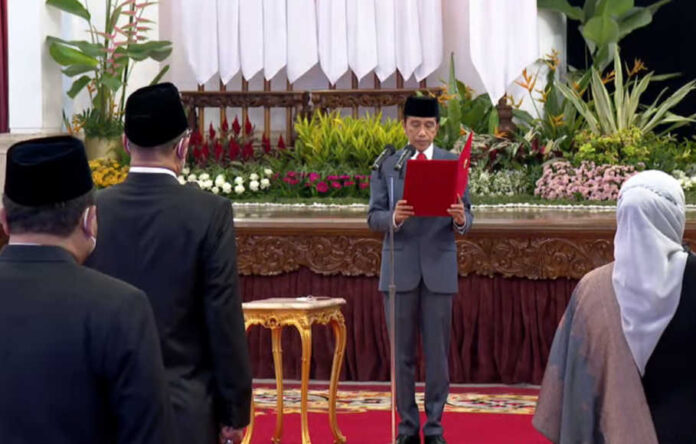 Presiden Joko Widodo (Jokowi) melantik komisioner KPU dan Bawaslu periode 2022-2027 di Istana Negara, Jakarta, Selasa, 12 April 2022. (Foto: BPMI Setpres)