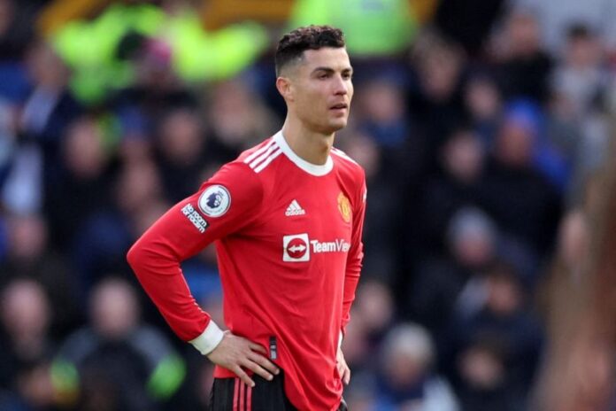 Pemain Manchester United Cristiano Ronaldo terpukul setelah timnya kalah 0-1 dari Everton dalam laga Everton melawan Manchester United di Goodison Park, Liverpool, Inggris, 9 April 2022. (Action Images via Reuters/CARL RECINE)