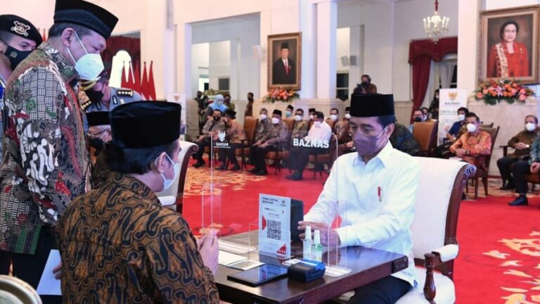 Presiden Jokowi dan Wapres Ma’ruf Amin Serahkan Zakat Melalui Baznas