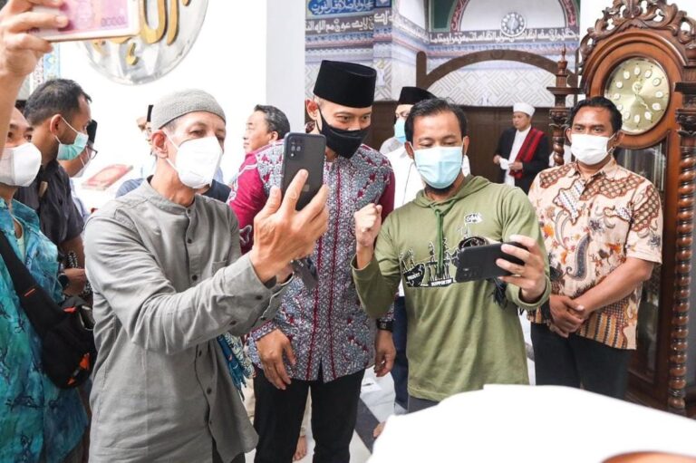 Sholat Jumat di Masjid Cut Meutia, AHY: Pererat Terus Tali Silaturahmi