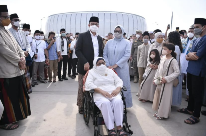 Anies Baswedan bersama Ibu Aliyah Rasyid Salat Id di JIS. Foto akun Instagram Anies.