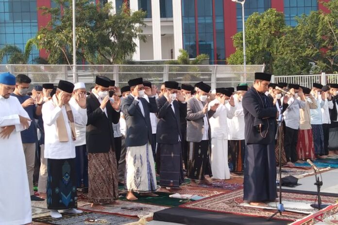 Gubernur DKI Jakarta Anies Baswedan (tiga dari kiri) melaksanakan Shalat Idul Fitri di Jakarta International Stadium (JIS), Jakarta Utara, Senin (2/5/2022). ANTARA/Dewa Ketut Sudiarta Wiguna