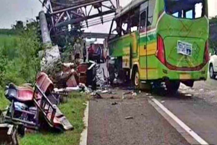 Laka Bus PO Ardiansyah di Tol Surabaya-Mojokerto. Foto Beritajatim