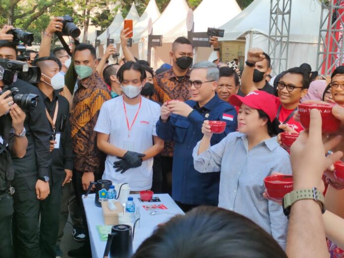 Ketua DPR RI Puan Maharani dengan Wamentan Harvick Hasnul Qolby sedang mencicipi kopi asli Indonesia. Foto istimewa.