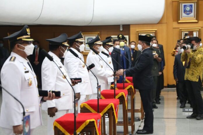 Mendagri Tito Karnavian melantik lima penjabat kepala daerah di Papua di Gedung Kementerian Dalam Negeri (Kemendagri), Jakarta, Jumat (27/5/2022). Foto: Puspen Kemendagri.