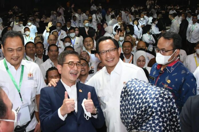 Ketua Umum KADIN Arsjad Rasjid dan Mendagri Tito Karnavian bersama pengurus KADIN setelah Munasus di Tangerang Banten., 23-24 Juni 2022. Foto istimewa Foto