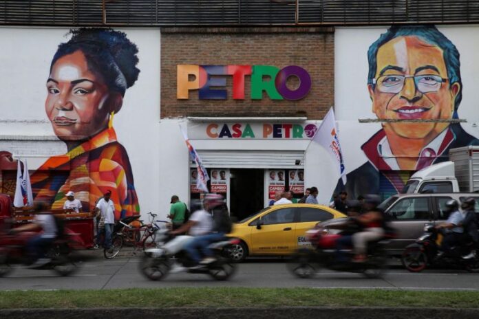 Dinding dengan gambar pasangan calon wakil presiden dan presiden sayap kiri Kolombia Francia Marquez-Gustavo Petro terlihat sehari sebelum pemilihan presiden putaran pertama, di Cali, Kolombia, Sabtu (28/5/2022). ANTARA FOTO/REUTERS/Luisa Gonzalez/HP/djo (REUTERS/LUISA GONZALEZ)