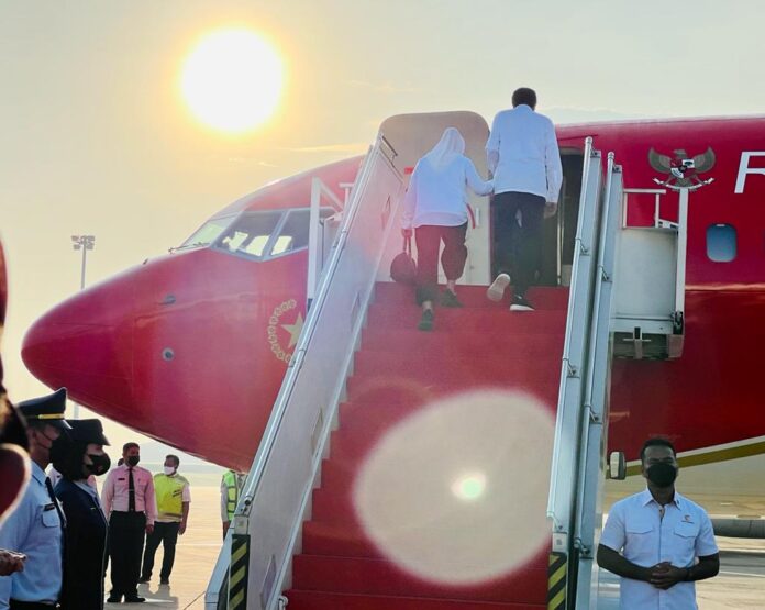 Presiden Jokowi dan Ibu Iriana Jokowi bertolak ke Jawa Tengah, Rabu (08/06/2022). (Foto: BPMI Setpres/Laily Rachev)