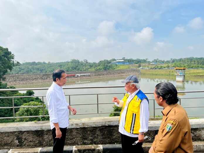 Presiden Jokowi meninjau Bendungan Sindangheula, di Serang, Banten, Jumat (17/062022). (Foto: BPMI Setpres/Laily Rachev)