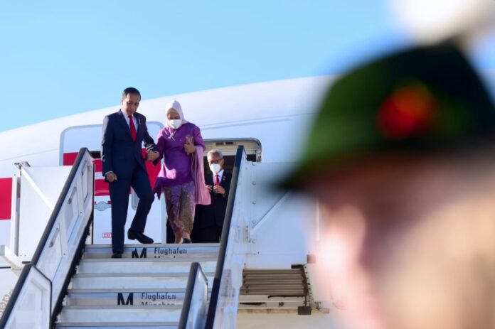 Presiden dan Ibu Iriana Jokowi tiba di Munich, Jerman, Minggu (26/06/2022) sore waktu setempat. (Foto: BPMI Setpres/Muchlis Jr)