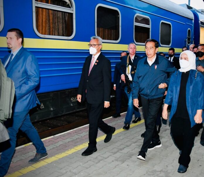 Presiden Jokowi dan Ibu Iriana bertolak menuju Kyiv menggunakan kereta api luar biasa, Selasa (28/06/2022). (Foto: BPMI Setpres/Laily Rachev)