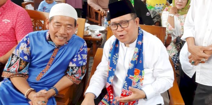 Duduk di Sebelah Kanan Wakil Ketua DPRD DKI Misan Samsuri. Foto Istimewa
