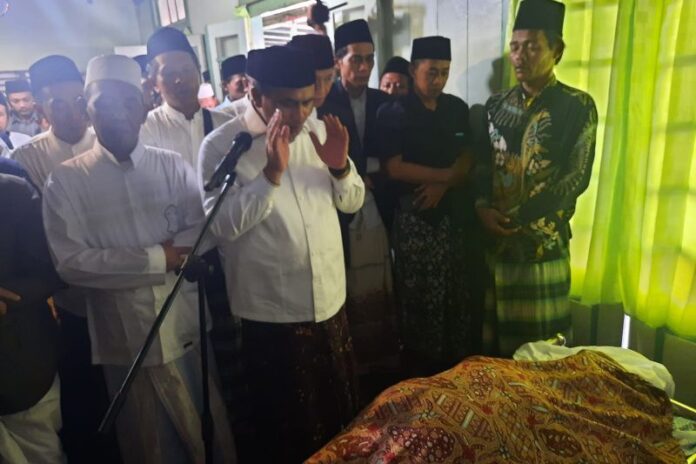 Wakil Gubernur Jawa Tengah Taj Yasin Maimoen (Gus Yasin) saat takziah wafatnya KH Dimyati Rois di Ponpes Al-Fadlu wal Fadhilah, Kaliwungu, Kabupaten Kendal, Jumat (10/6/2022). ANTARA/HO-Humas Pemprov Jateng