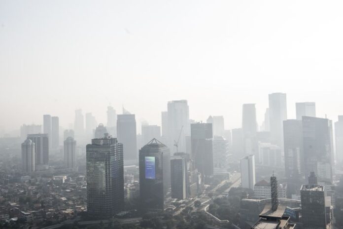 Ilustrasi guasana gedung perkantoran yang diselimuti asap putih di Jakarta./ Antara Foto