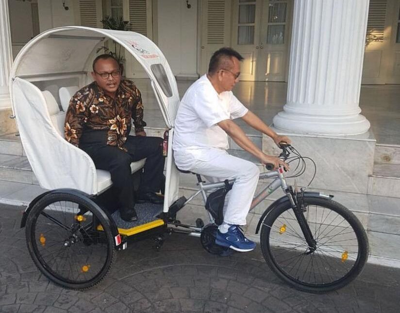 M taufik ajak Syarif naik becak | Foto: Dok. M Taufik