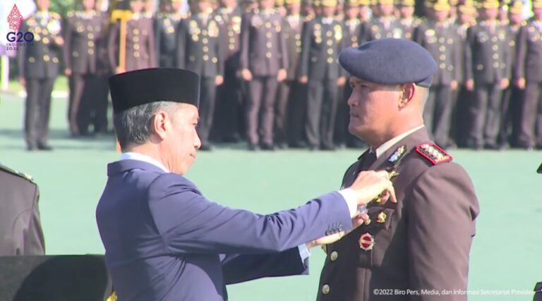 Hari Jadi Bhayangkara ke-76, Presiden Anugerahkan Bintang Bhayangkara Nararya Bagi 3 Personel Polri