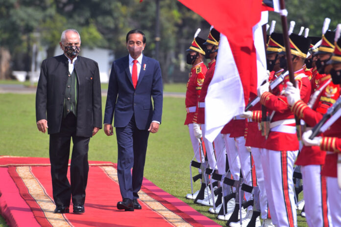 Presiden Jokowi dan Presiden José Ramos-Horta melakukan inspeksi jajar kehormatan, di Istana Kepresidenan Bogor, Jawa Barat, Selasa (19/07/2022) | Foto: Humas Setkab/Oji