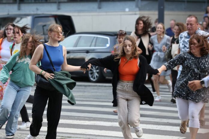 Orang-orang berlarian meninggalkan pusat perbelanjaan Field di Kopenhagen, Denmark, Minggu (3/7/2022), setelah kepolisian Denmark mengatakan pihaknya menerima laporan penembakan. ANTARA/Ritzau Scanpix/Olafur Steinar Gestsson via REUTERS/tm