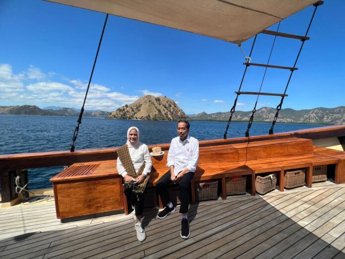 Presiden Jokowi dan Ibu Iriana Joko Widodo menaiki kapal pinisi dalam perjalanan menuju Pulau Rinca, Kabupaten Manggarai Barat, Provinsi NTT, Kamis (21/07/2022). (Foto: BPMI Setpres/Laily Rachev)