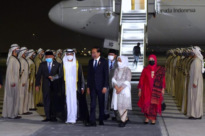 Presiden dan Ibu Iriana Jokowi tiba di Bandara Abu Dhabi, PEA, Jumat (01/07/2022) dini hari. (Foto: BPMI Setpres/Muchlis Jr)