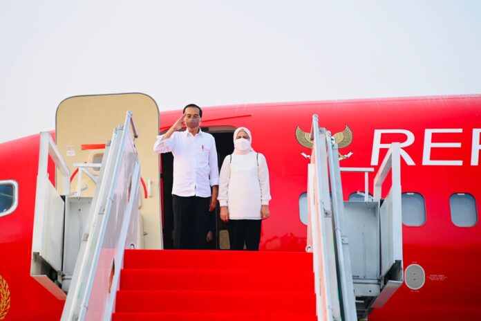 Presiden Jokowi didampingi Ibu Iriana Joko Widodo bertolak ke Provinsi NTT untuk melakukan kunjungan kerja pada Kamis (21/07/2022) pagi. (Foto: BPMI Setpres/Laily Rachev)