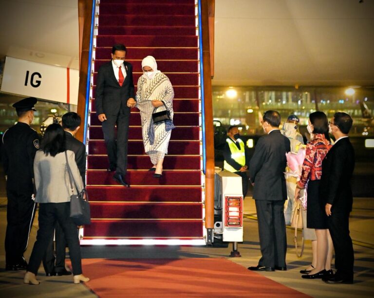 Presiden Jokowi dan Ibu Iriana Tiba di Beijing