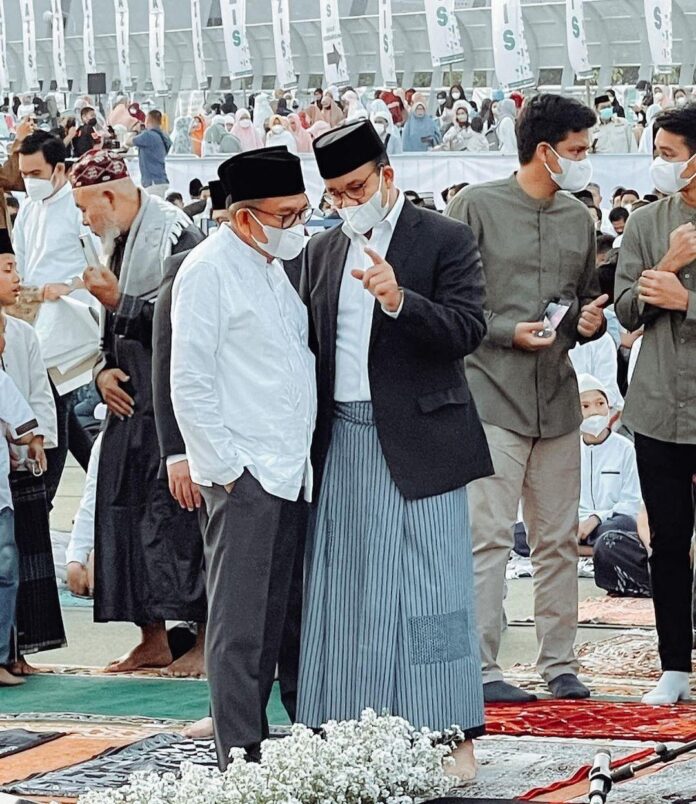 Mohamad Taufik saat berbincang dengan Anies Baswedan setelah salat Iduladha di JIS, Minggu (10/7). Foto Instagram M.Taufik