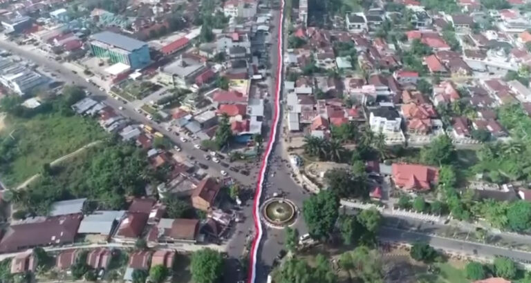 Kirab Bendera Merah Putih 2500 Meter Pecahkan Rekor MURI