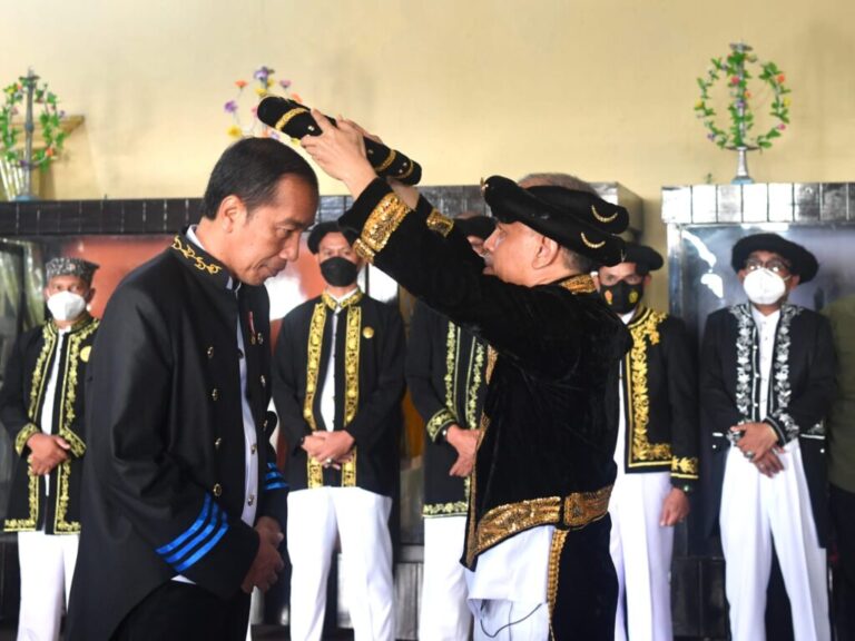 Presiden Jokowi Dianugerahi Gelar Kesultanan Ternate