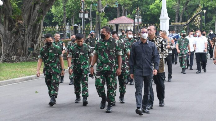 Kepala Sekretariat Presiden (Kasetpres), Heru Budi Hartono, mengecek berbagai persiapan upacara HUT ke-77 TNI di Istana Merdeka, Jakarta, pada Jumat (30/9) | Foto: BPMI Setpres/Kris