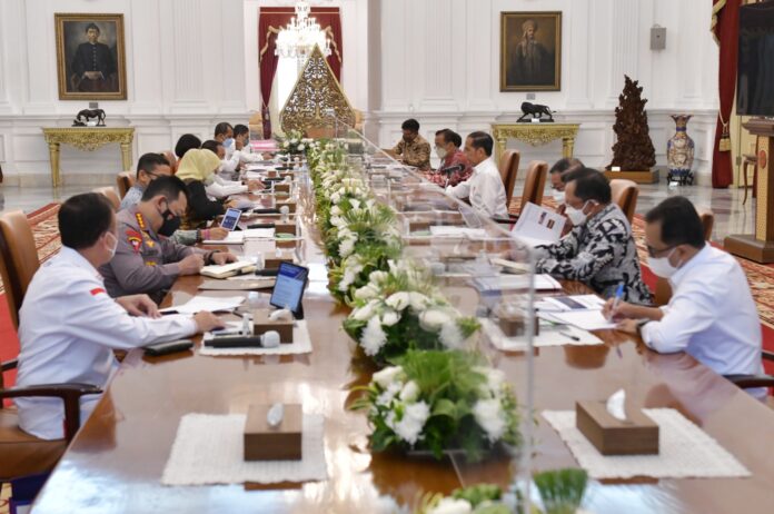 Presiden Joko Widodo pimpin rapat terbatas persiapan Piala Dunia FIFA U20, di Istana Merdeka, Kamis (8/9) | Foto: BPMI Setpres